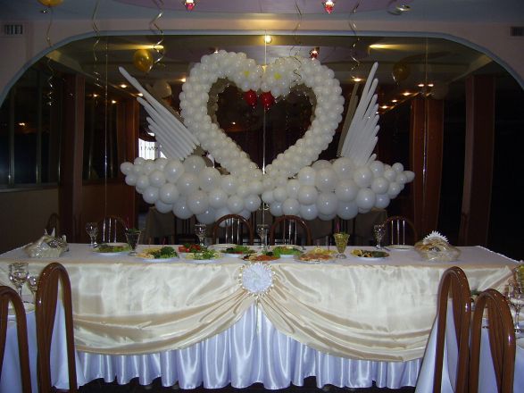 лебеди из шаров на свадьбу